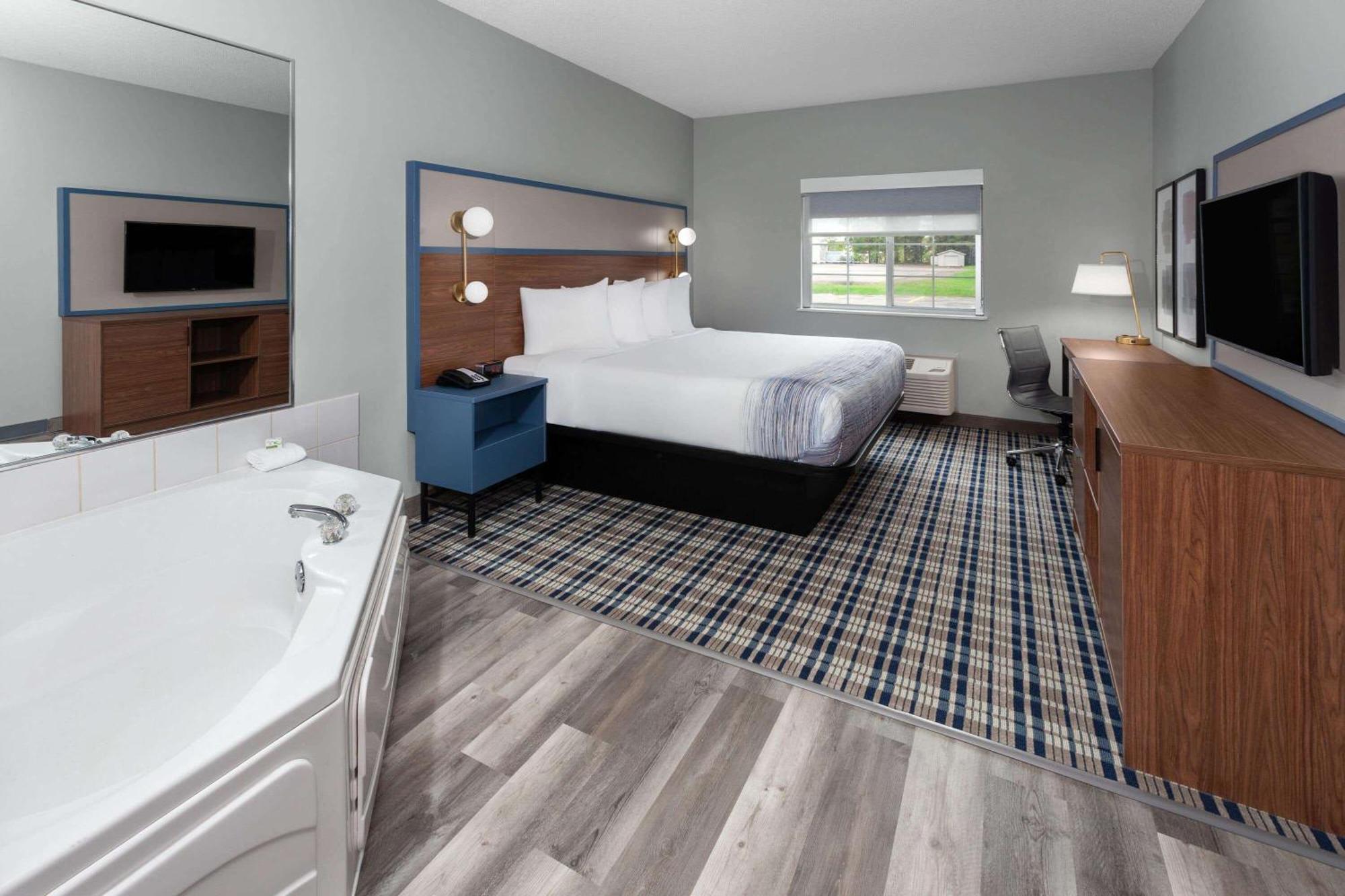 ซูเปอร์ 8 บาย วินด์แฮม อีเกิ้ลริเวอร์ Hotel อีเกิลริเวอร์ ภายนอก รูปภาพ